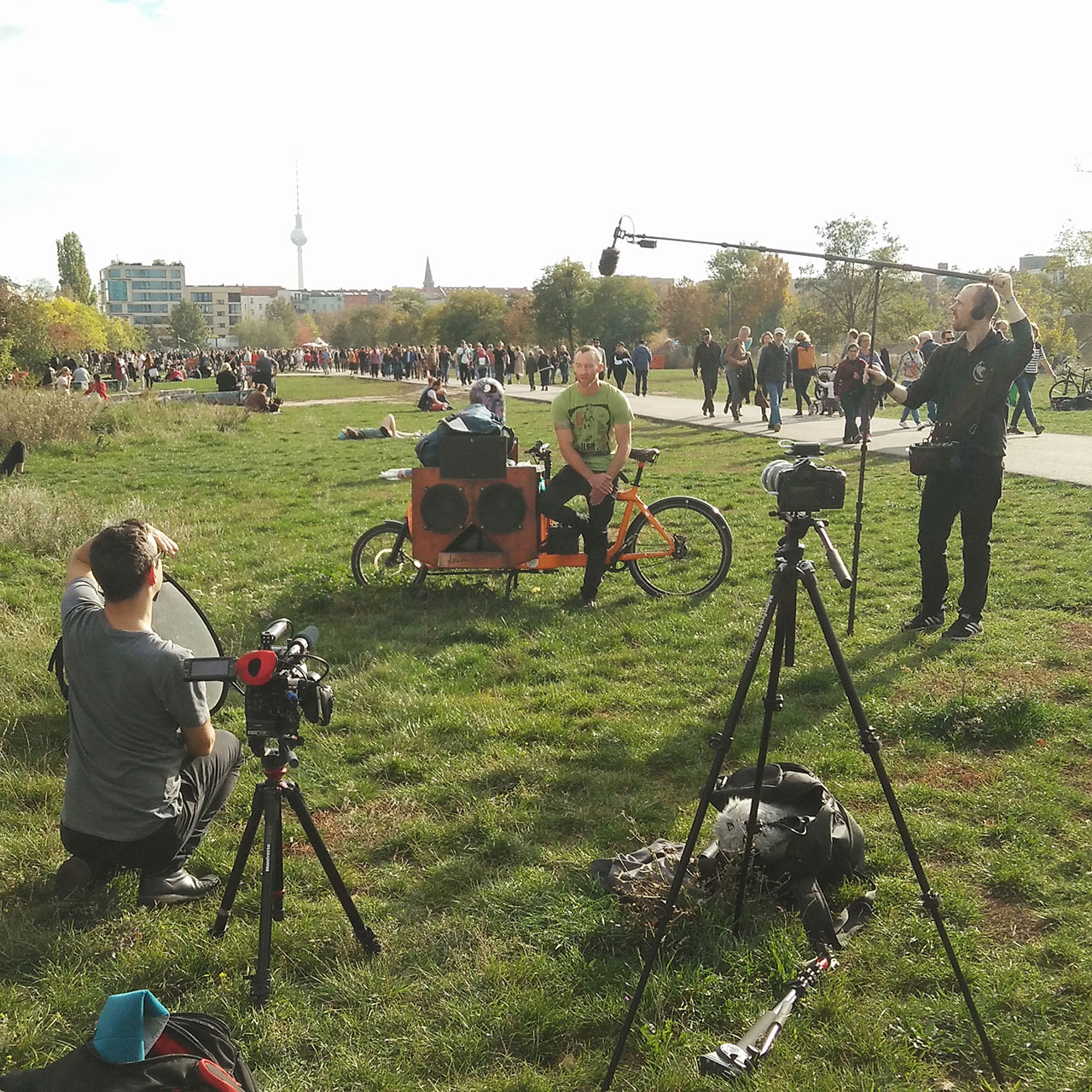 Das Team von Brandenburg Film Foto im Berliner Mauerpark bei Dreharbeiten für Social Media Content