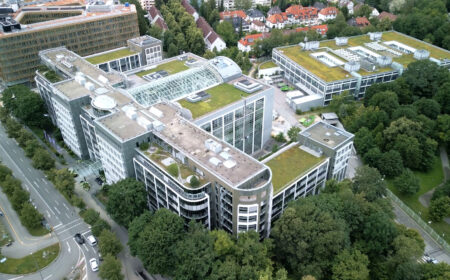 professionelle drohnenaufnahmen eines firmensitzes in münchen