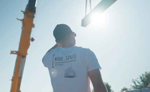ein handwerker beobachtet eine kranverladung von fenstern - employer branding von brandenburg fim foto