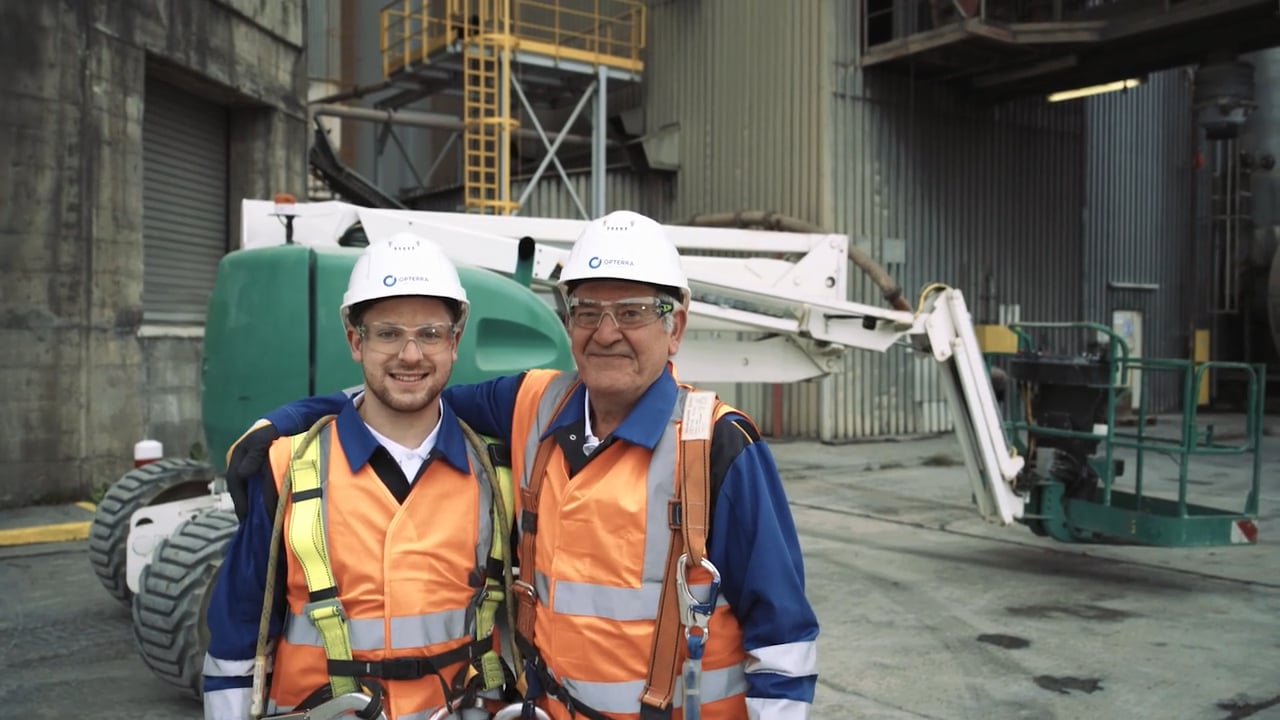 Firmenfilmthumbnail: zwei freundlich lächelnde Mitarbeiter von Opterra CRH schauen direkt in die Kamera.