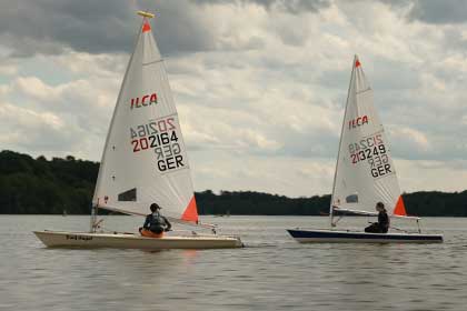 Zwei ILCA Laser Boote auf dem Großen Lychener See.
