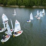 Eine Gruppe Optimisten Boote mit Kindern auf dem Großen Lychener See.