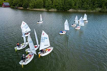 Eine Gruppe Optimisten Boote mit Kindern auf dem Großen Lychener See.